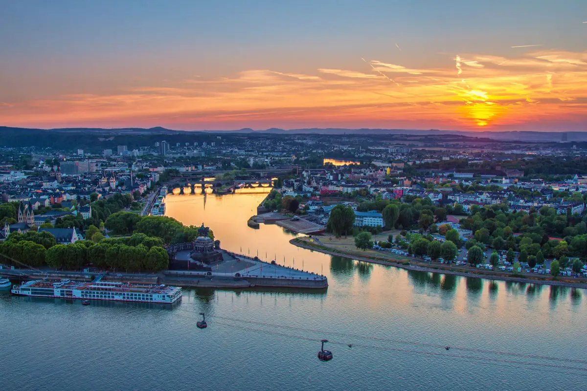 Koblenz am Zusammenfluss von Rhein und Mosel im Abendlicht