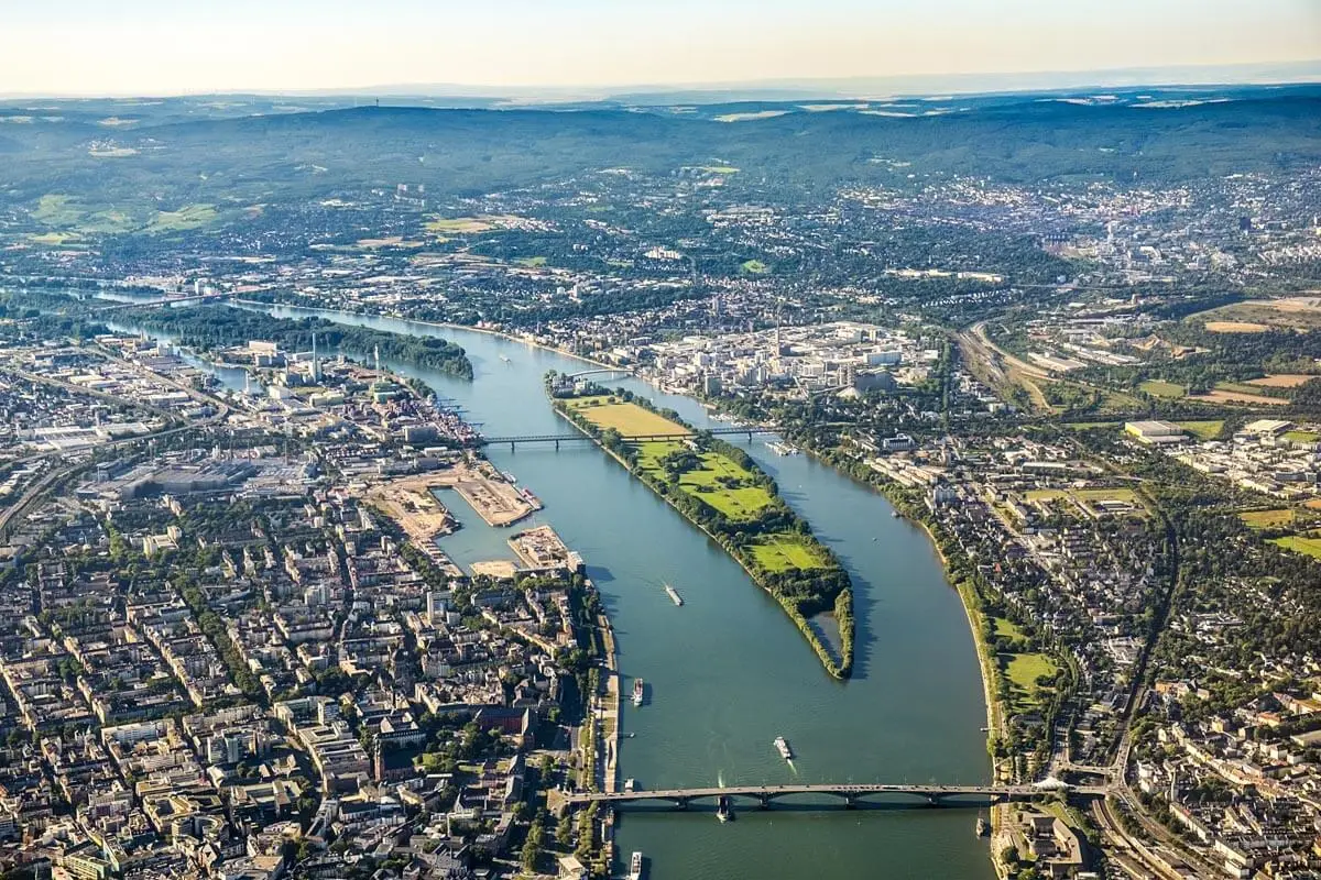 Das Rheintal aus der Luft, mit Brücken und Bebauung an beiden Ufern