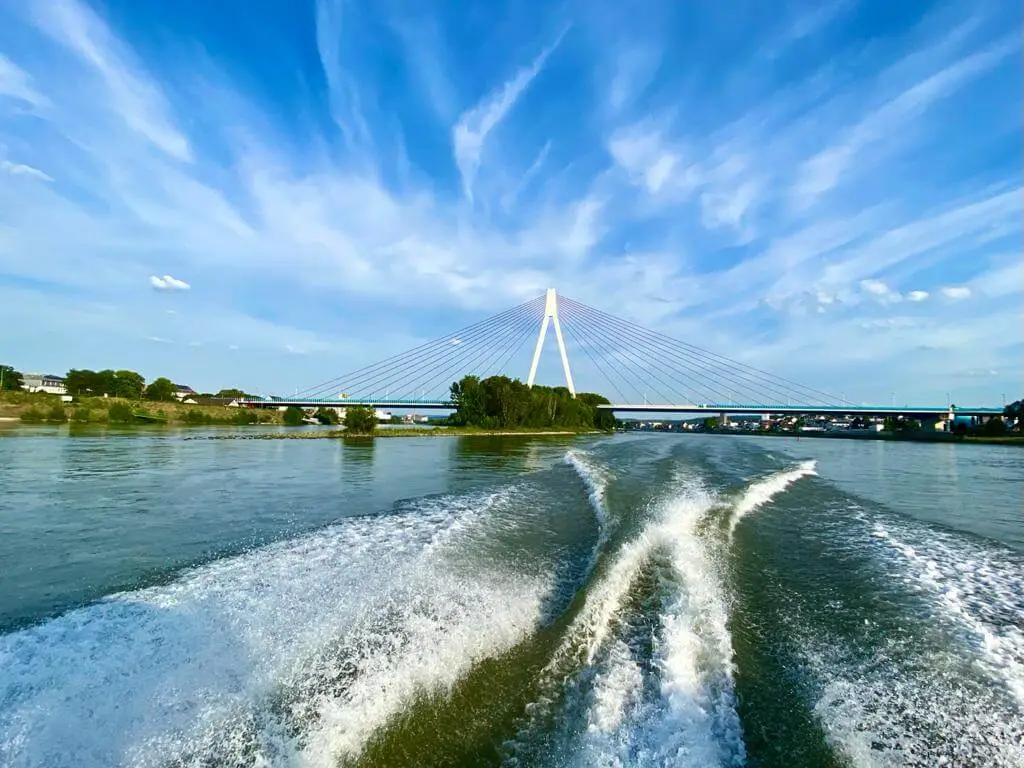 Eine Schrägseilbrücke über den Rhein, aufgenommen vom Wasser aus