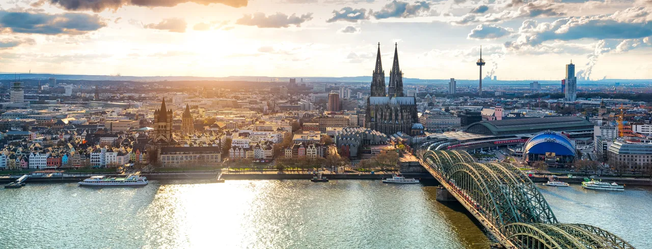 Köln mit Dom und Hohenzollernbrücke im Abendlicht